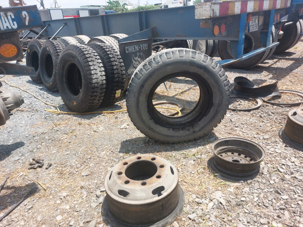 VÁ LỐP XE - THANH LỐP XE XÚC LẬT - LỐP XE CÔNG TRÌNH NHANH NHẤT - ĐƯỜNG MỸ PHƯỚC TÂN VẠN